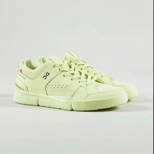 On Running The Roger Clubhouse shoes in Hay women’s Size 9